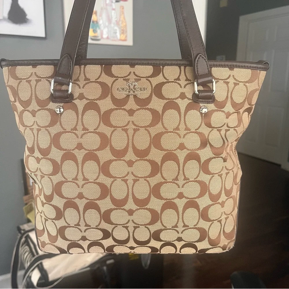 COACH, Signature C Brown and Tan shoulder/tote bag - Picture 4 of 17